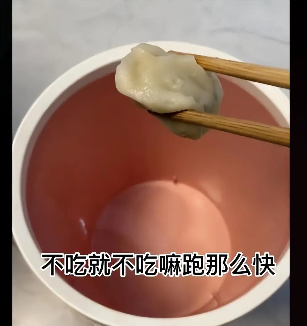 女子夹起地上的饺子给狗狗，谁知狗狗拔腿就跑，结局的反转却让人意想不到