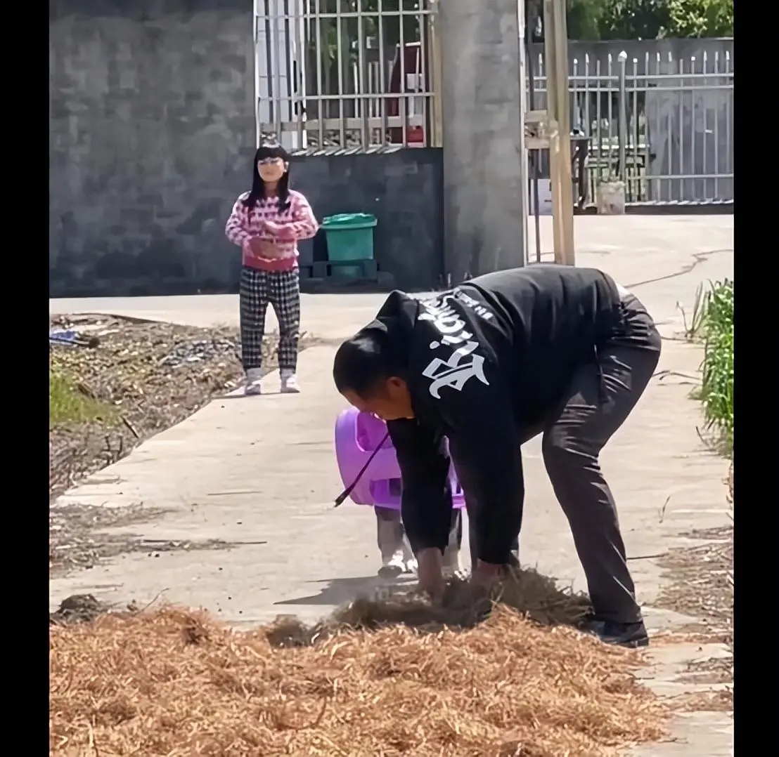 主人在门口干农活时，狗狗的举动让人感动：真没白养你啊